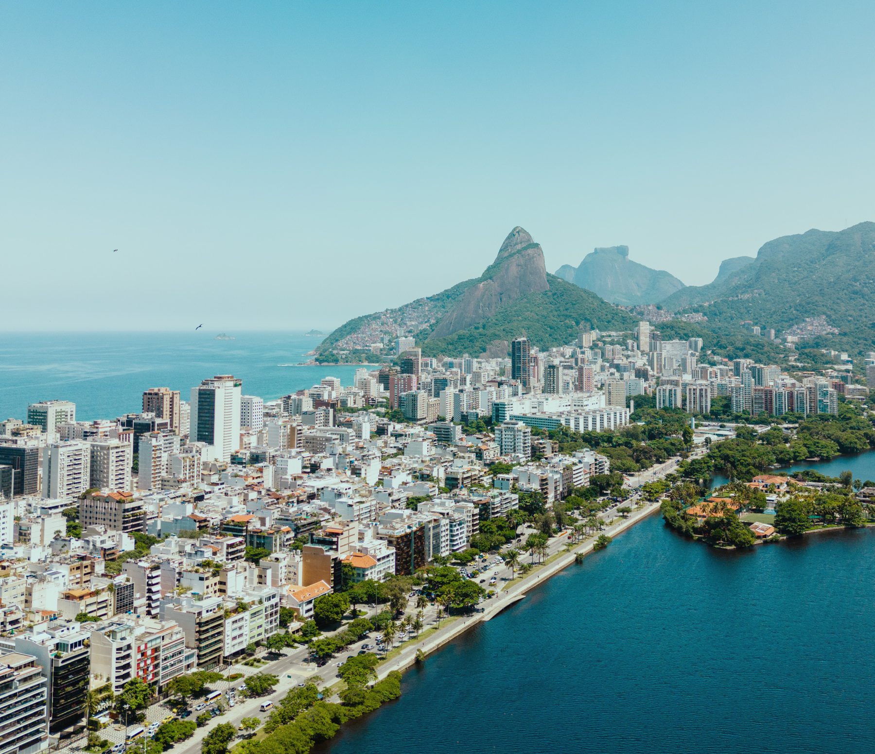 Vista aérea de Ipanema entre a Praia de Ipanema e a Lagoa Rodrigo de Freitas