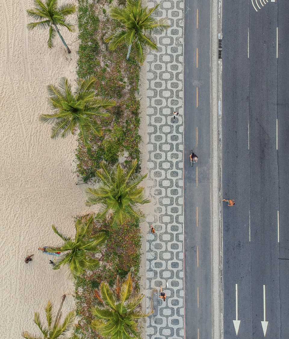 Vista aérea do calçadão e da praia de Ipanema