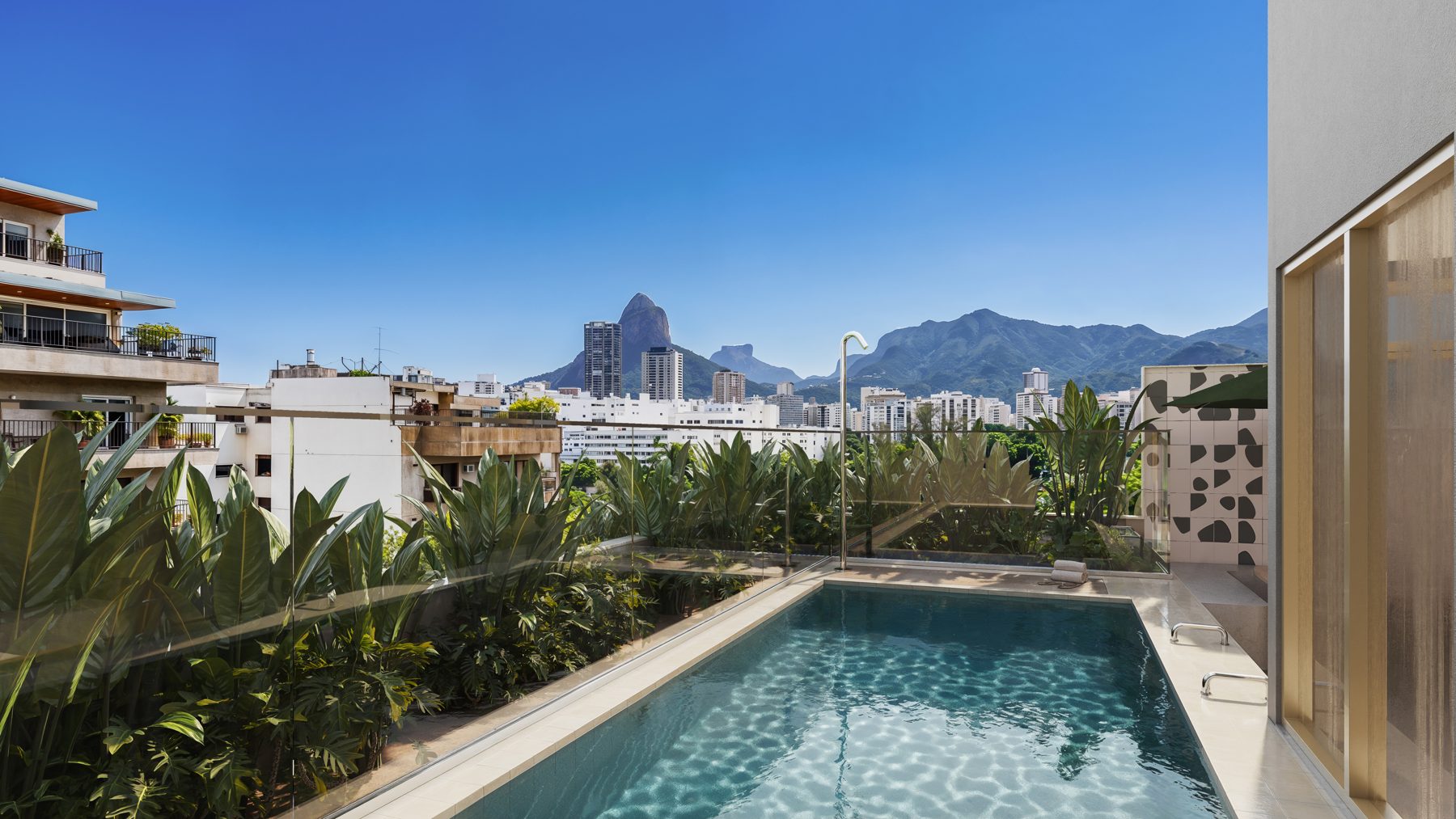 Piscina do rooftop do Barão de Jaguaripe 404, com vista para os morros do Rio de Janeiro